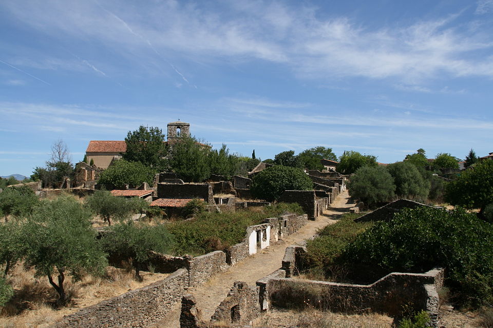 Panorámica de Granadilla desde la muralla, con edificaciones no restauradas y la iglesia parroquial al fondo