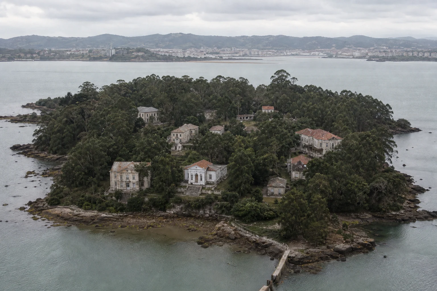 Recreación aérea de la Isla de Pedrosa y sus pabellones sanitarios en la bahía de Santander