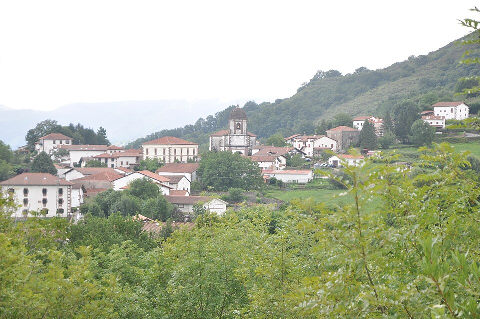 Vista del pueblo de Zugarramurdi desde las cuevas