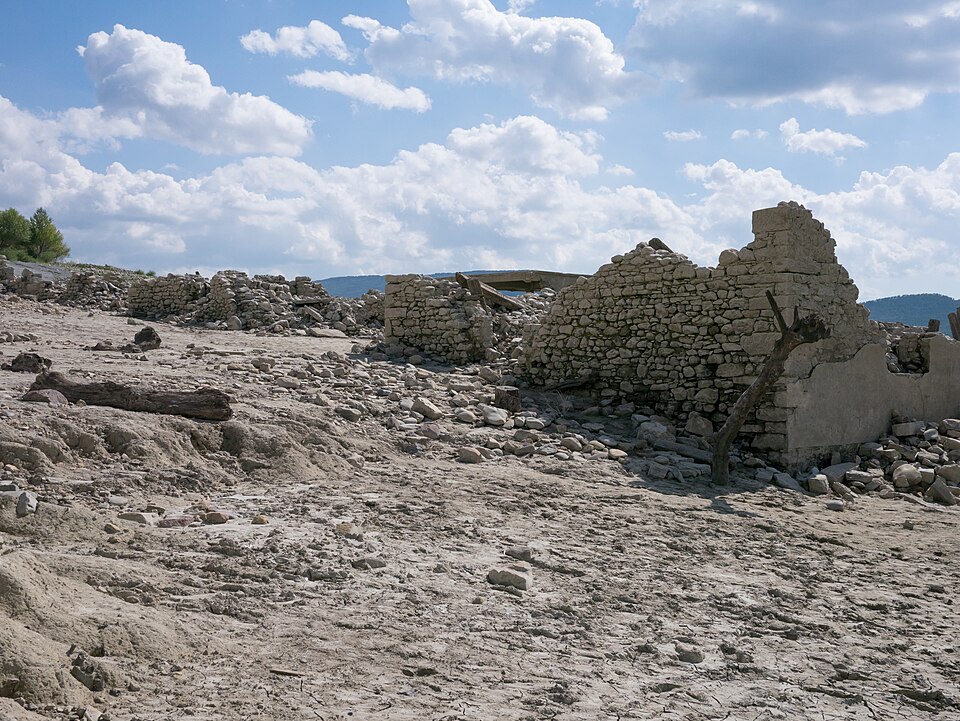 Ruinas que emergen con el nivel bajo del embalse de Yesa en Tiermas