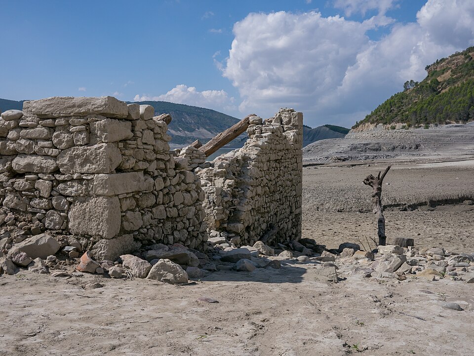 Edificio habitualmente sumergido visible por la bajada del embalse de Yesa